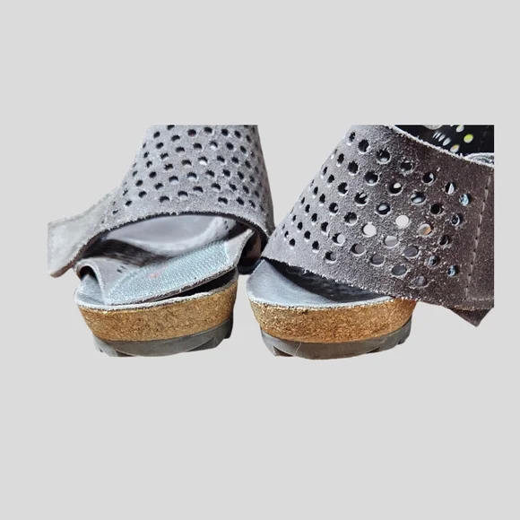 Pedro Garcia Venus Perforated Ankle Cuff Sandals - Picture 5 of 9